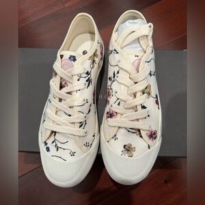 Canvas low top sneakers